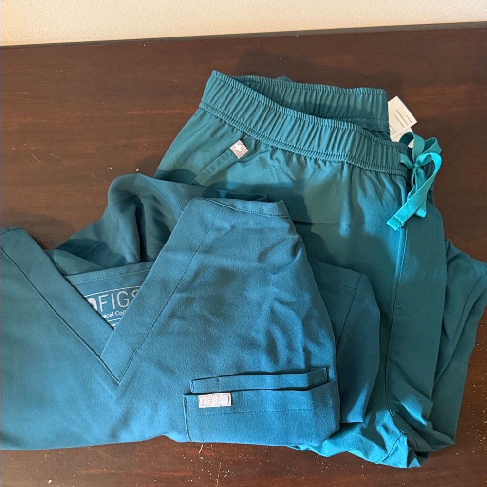 Figs dark green V-Neck Scrub Top and Drawstring Pants in XL PO 1596